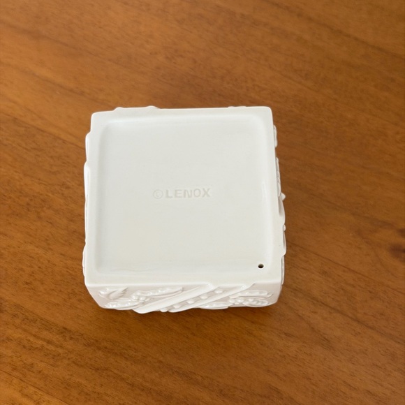 Lenox Yuletide Glowlights Tea Candle Holder-Ivory Porcelian Gift Box With Bow 🎀 - Picture 7 of 9